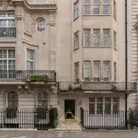 Exquisite Lateral Apartment In The Heart Of Mayfair for Sale | London 🇬🇧