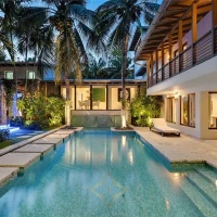Fully remodeled by renowned architect Cesar Molina in 2008 for Sale | Miami, FL 🇺🇸