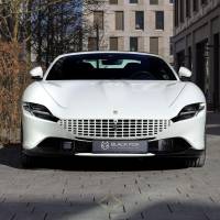 2025 Ferrari Roma Spider Carbon Ext. & Int. Weiss-Rot | Munich 🇩🇪