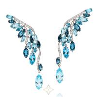WHITE GOLD PLUMA EARRINGS WITH LONDON TOPAZ, SKY TOPAZ, SWISS TOPAZ AND DIAMONDS | São Paulo 🇧🇷