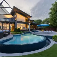 Spectacular Waterfront Estate With Jawdropping Toronto Skyline Views | Ontario, 🇨🇦