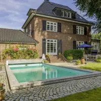 Hamburg Classic: Red Brick Villa On South-Facing Property In A Coveted Location | Hamburg 🇩🇪