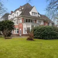 Historic Mansion in the style of classic red brick architecture with outbuilding | Hamburg 🇩🇪