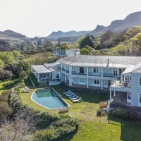 Constantia Upper Elegance With Far Reaching Views | Cape Town 🇿🇦